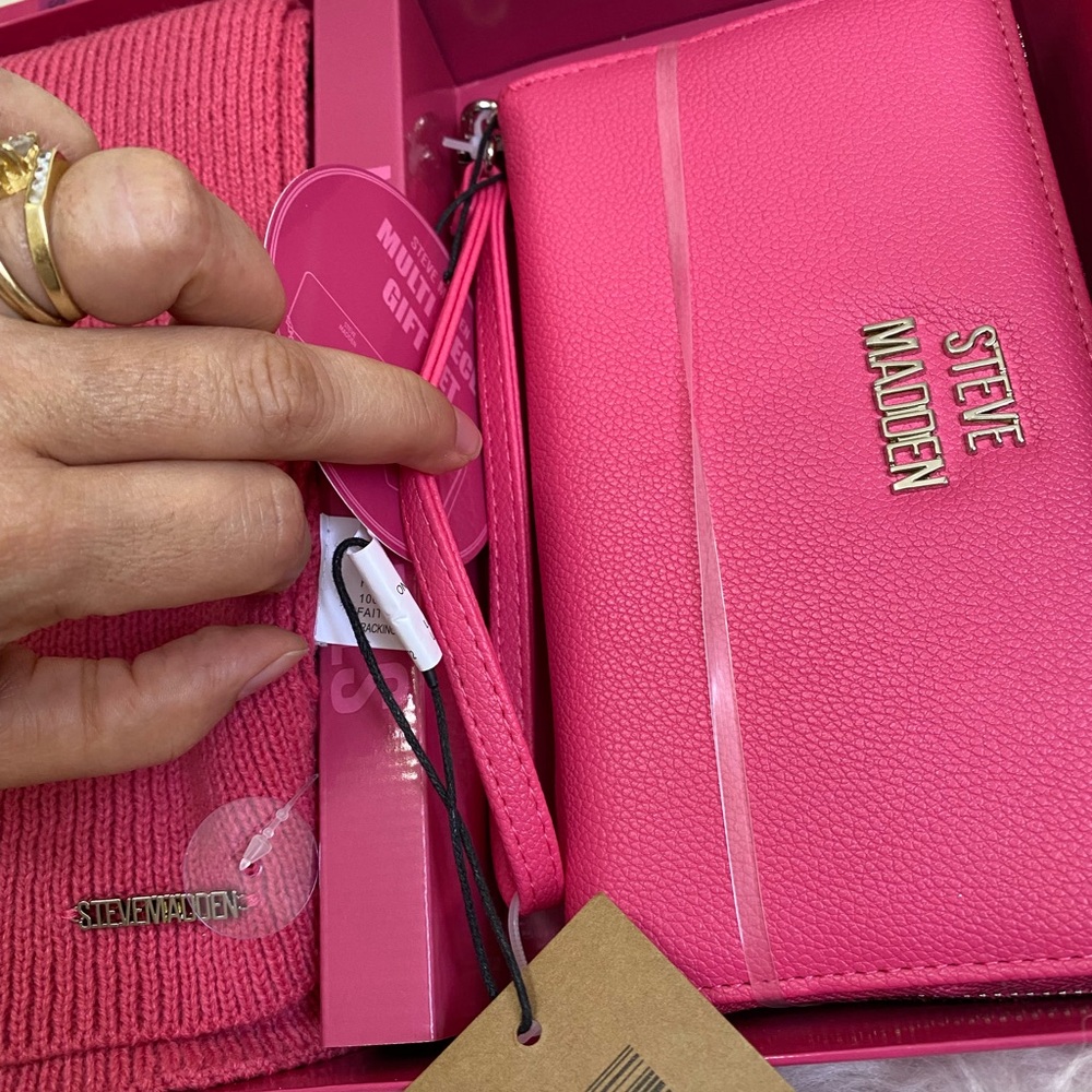 STEVE MADDEN PINK FLASH ZIP AROUND WALLET & KNIT SCARF - Picture 6 of 9